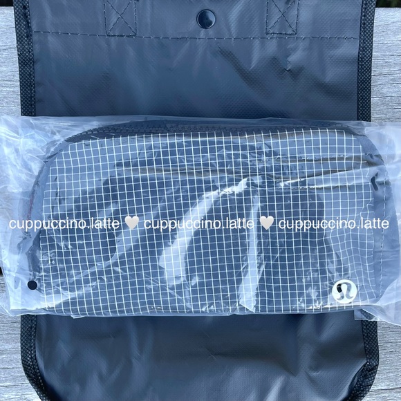 🖤NWT RARE🕸ORIGINAL Lululemon Everywhere Belt Bag in Black/White Grid Pattern - Picture 2 of 15